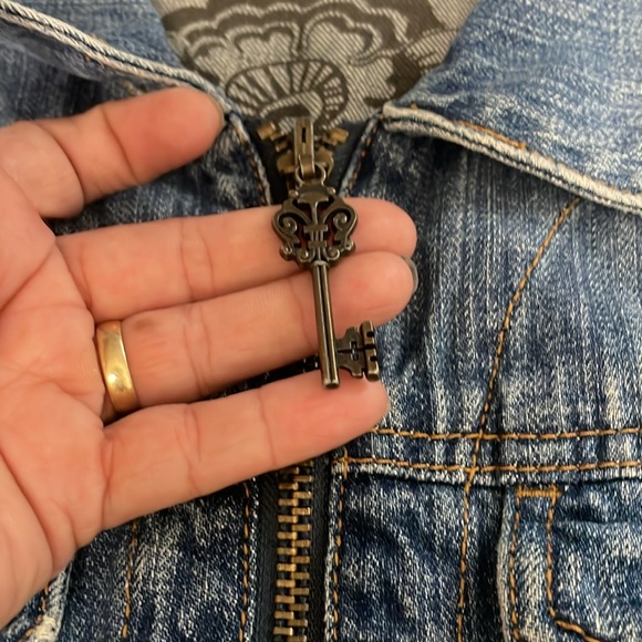 CAbi JEANS Classic Retro Key Zipper Pull Butterfly Jean Denim Jacket - Picture 9 of 10